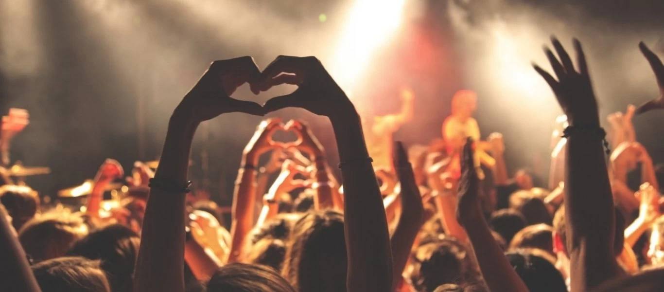 Ισχύει πράγματι για όλους η καραντίνα; Οι Ειδικοί Φρουροί καταγγέλλουν πάρτι oργίων σε βίλες